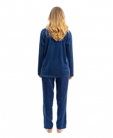 Mujer viste pijama largo de terciopelo y raso azul