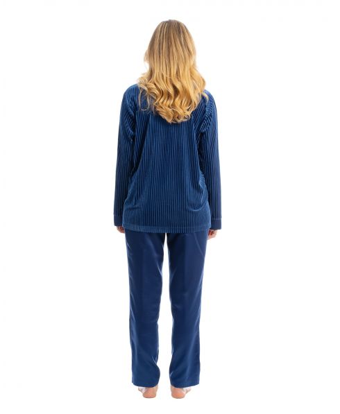 Mujer viste pijama largo de terciopelo y raso azul