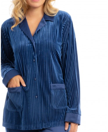 Detalle chaquetilla de pijama de mujer para invierno de terciopelo azul