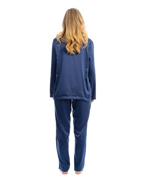 Mujer viste pijama navideño largo de raso azul mate