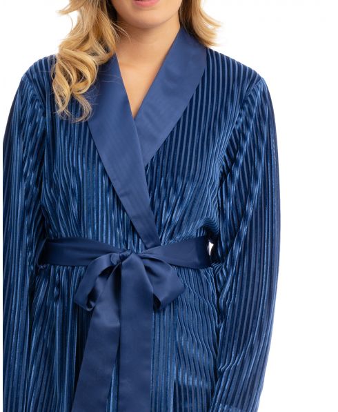 Contrast lapel detail for women's velvet short coat