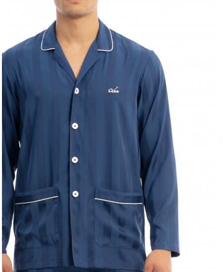 Detalle chaqueta de pijama manga larga de caballero para invierno en raso azul jacquard