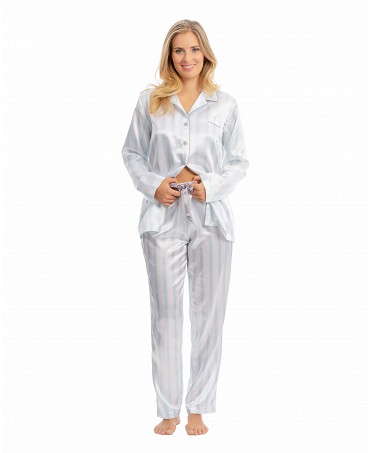 Pijama largo de mujer de raso estampado con estampado de rayas turquesas y adornos en gris.