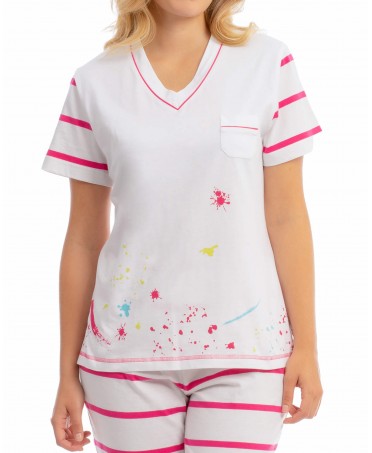 Vista detalle de la camiseta de pijama manga corta y escote en V de mujer para este verano con alegre estampado en rosas