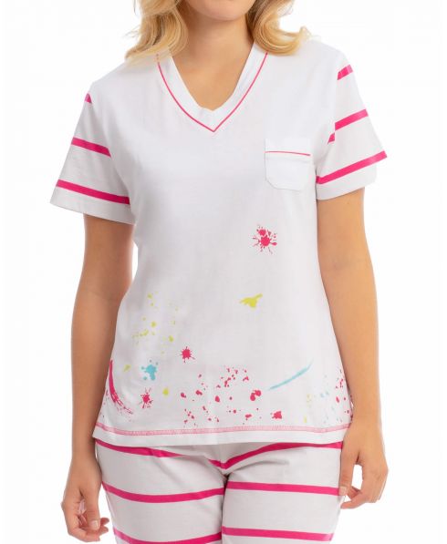 Vista detalle de la camiseta de pijama manga corta y escote en V de mujer para este verano con alegre estampado en rosas