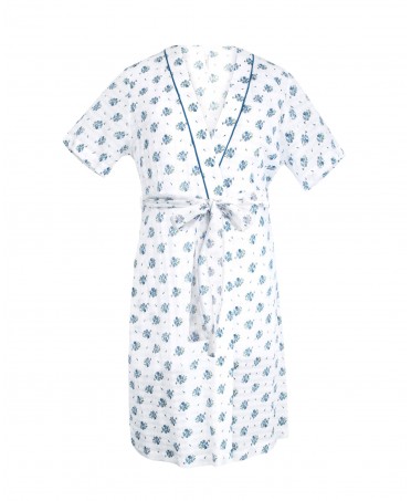 Women's short sleeved dressing gown with short sleeves, belt and pockets with blue flower pattern and trimming.