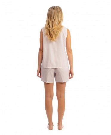 Vista de espalda de pijama corto de verano de dos piezas de pantalón corto y sin mangas color rosa palo
