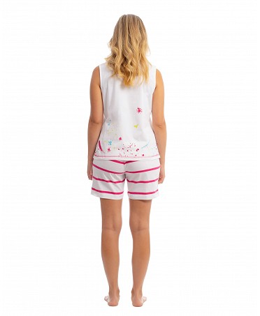 Mujer joven viste pijama corto de verano sin mangas con pantalón de rayas rosas a juego