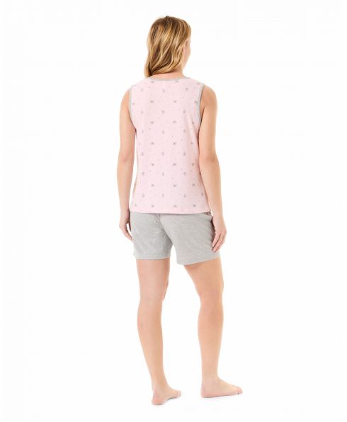 Mujer viste pijama de verano de dos piezas con pantalón corto y top sin mangas en color rosa