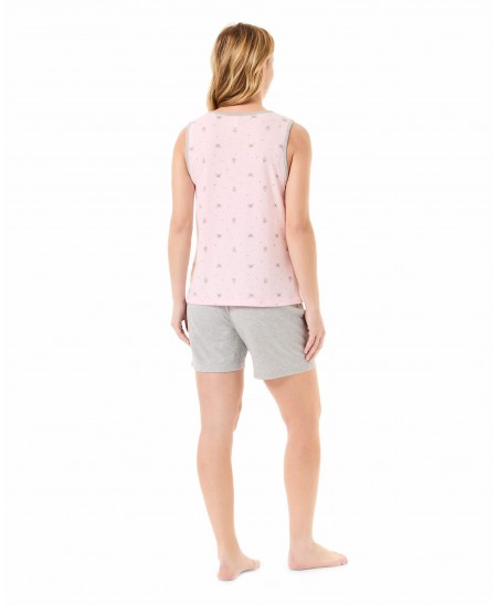 Mujer viste pijama de verano de dos piezas con pantalón corto y top sin mangas en color rosa