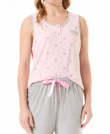 Vista detalle de la chaquetilla de pijama sin mangas estampado rosa y pantalón corto con lazo
