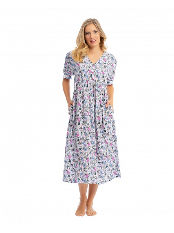 Long beach dress with short sleeves, v-neckline and flower print