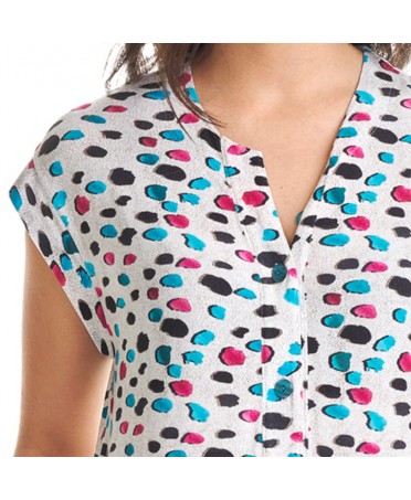 Detail of the open collar with buttons for the Lohe short summer dress with polka dots