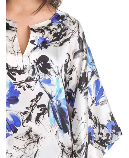 Round neckline detail and floral print of the summer kaftan