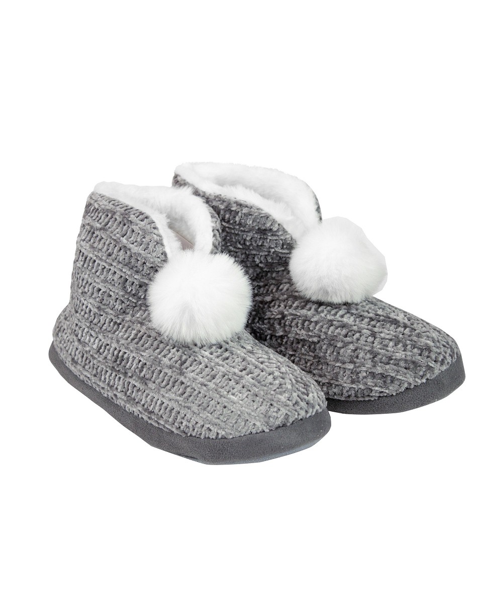 Un par de pantuflas grises de invierno con pompones blancos y borreguillo en su interior