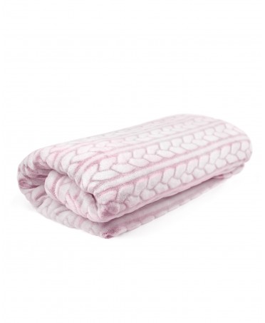 Una manta flannel tejido trenza color rosa y blanca doblada sobre sí misma.