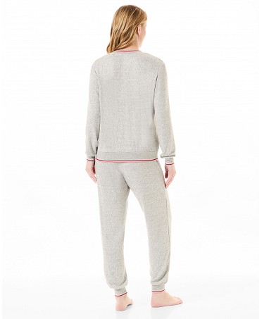 Vista trasera de mujer con pijama largo elástico para invierno de cuello redondo abierto y pantalón liso