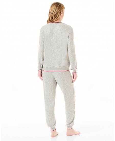 Rear view of women's elasticated long pyjamas for winter with open round neck and plain trousers