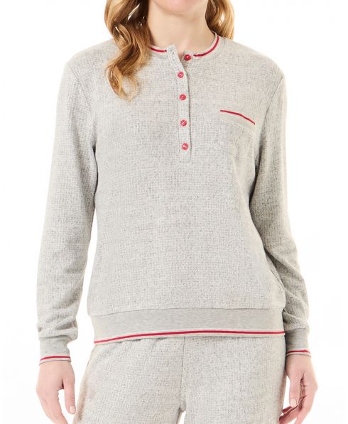 Detalle chaqueta de manga larga de pijama para mujer elástico con cuello abierto y botones