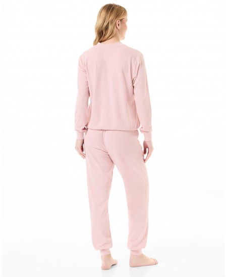 Vista trasera de mujer con pijama rosa de canalé largo para invierno