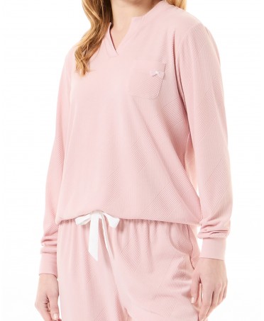 Detail of women's pyjama jacket in pink embossed ribbing with long sleeves and v-neck and cuffs