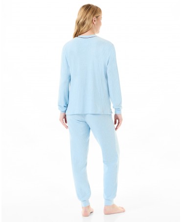 Woman's back view with long winter pyjamas in light blue ribbing
