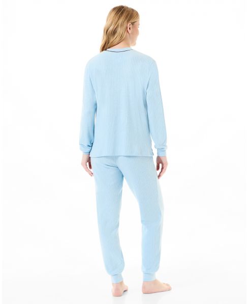 Woman's back view with long winter pyjamas in light blue ribbing
