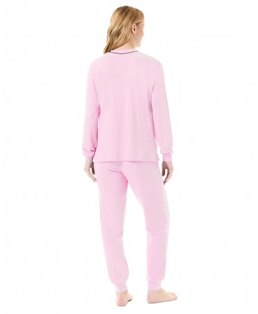 Woman's back view with long winter pyjamas in pink ribbing