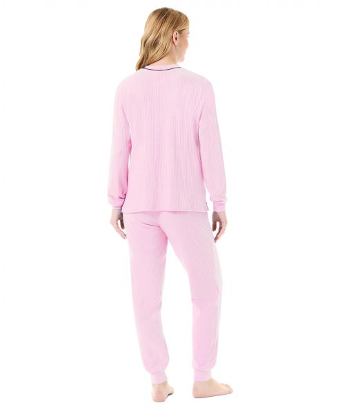 Woman's back view with long winter pyjamas in pink ribbing