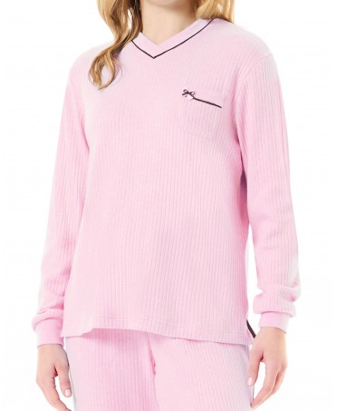 Detail of the pink ribbed pyjama jacket with V-neck collar