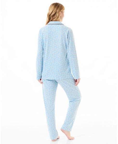 Vista trasera de pijama de invierno para mujer con chaqueta manga larga abierto de margaritas celeste