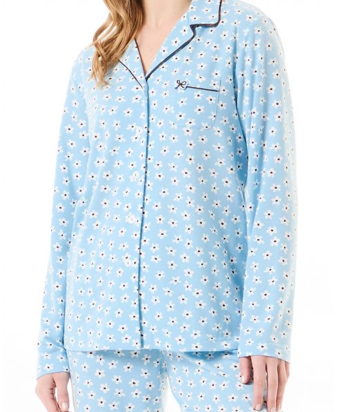 Detalle chaqueta de pijama de mujer de invierno abierto estampado con margaritas celeste