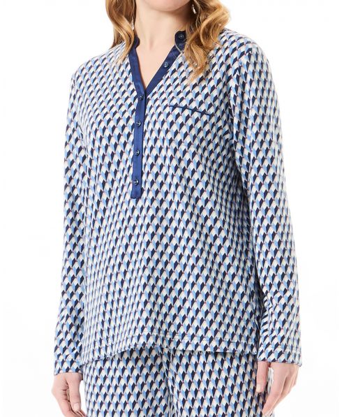 Detalle chaquetilla de pijama con cuello de pico abotonado y estampado de rombos