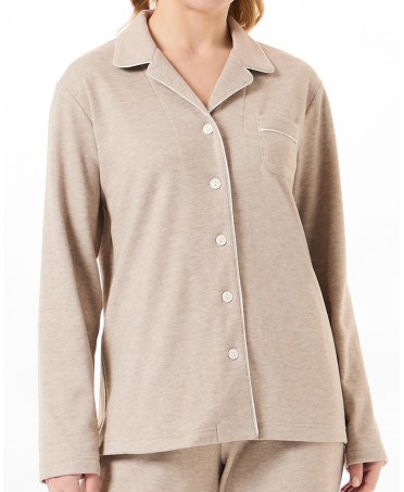 Vista detalle chaquetilla de pijama de mujer manga larga abierta con botones color marrón y vivo