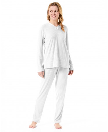 Mujer con pijama largo de mujer lencero con puntilla color marfil