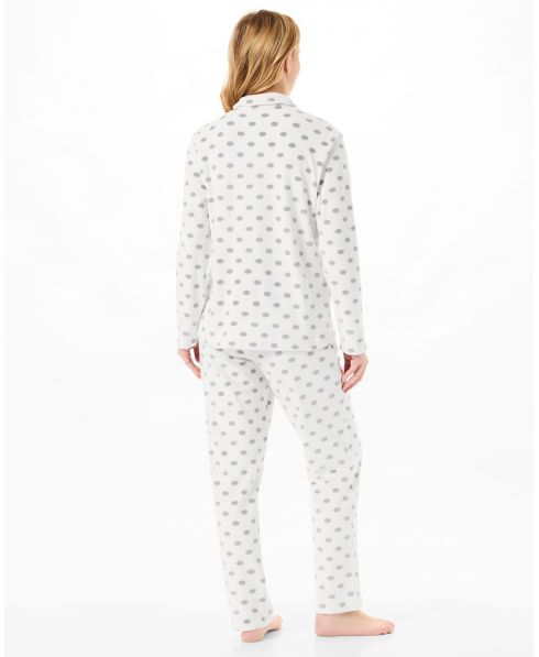 Vista trasera de mujer con pijama de terciopelo de manga larga estampado de topos
