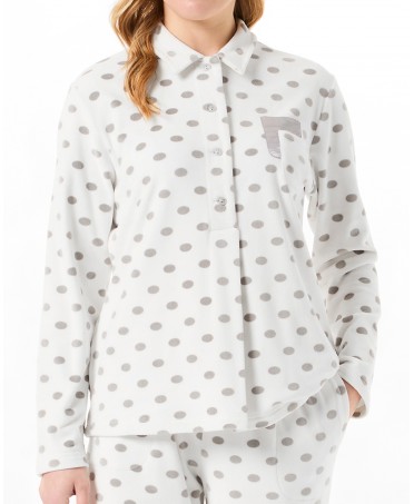 Vista detalle de chaquetilla de pijama para mujer abierta de terciopelo