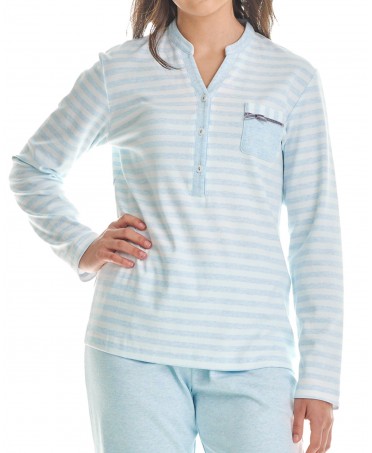 Detalle chaquetilla de pijama celeste a rayas de manga larga con cuello pico abotonado