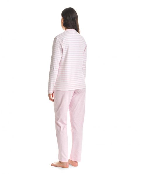 Vista trasera de pijama largo rosa a rayas