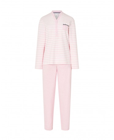 Pijama largo de manga larga rosa a rayas, cuello pico con botones, pantalón largo liso.