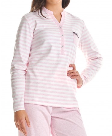 Detalle chaquetilla de pijama rosa a rayas de manga larga con cuello pico abotonado