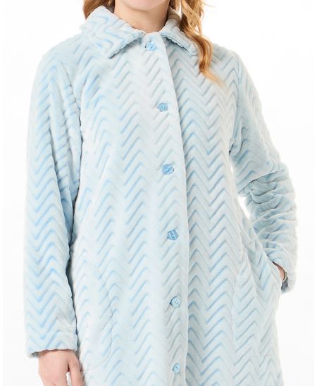 Front detail of the collar and buttons of the Lohe women's winter long dressing gown in light blue zig zag jacquard