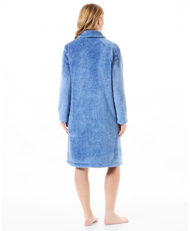 Vista trasera de mujer con bata de invierno de manga larga en vigore azul