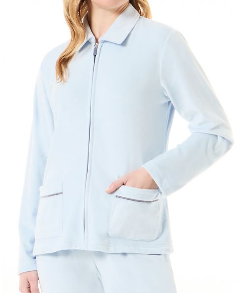 Vista detalle de chaqueta chandal celeste con cremallera y bolsillos