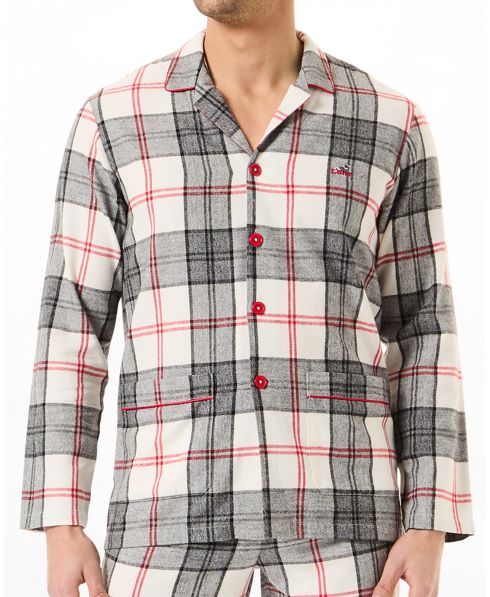 Vista detalle de chaquetilla de pijama de caballero para invierno abierta estampado de cuadros con botones rojos