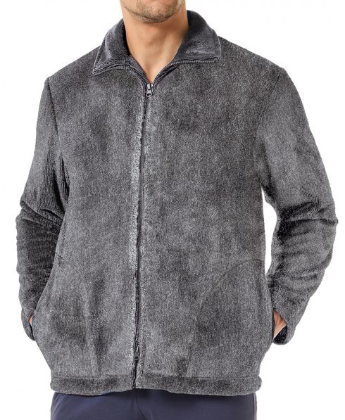 Detalle de chaqueta corta gris con cremallera y bolsillos laterales