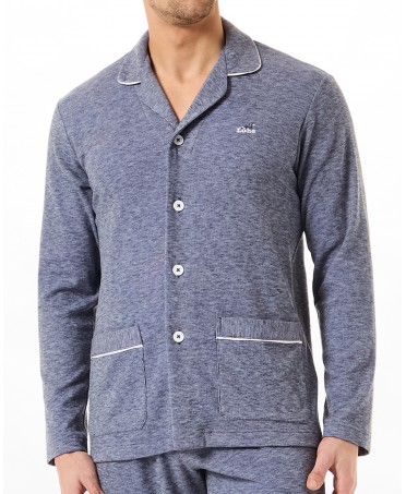 Vista detalle de chaqueta de pijama de manga larga lisa abierta con botones en color azul
