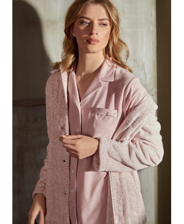 Mujer luce pijama largo abierto canalé rosa