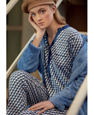 Mujer sentada con elegante pijama largo de rombos