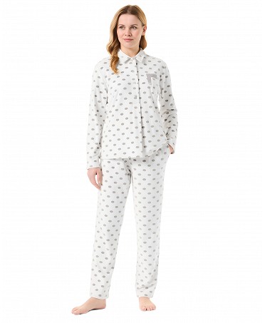 Mujer con pijama largo de terciopelo chaqueta abierta estampado de topos